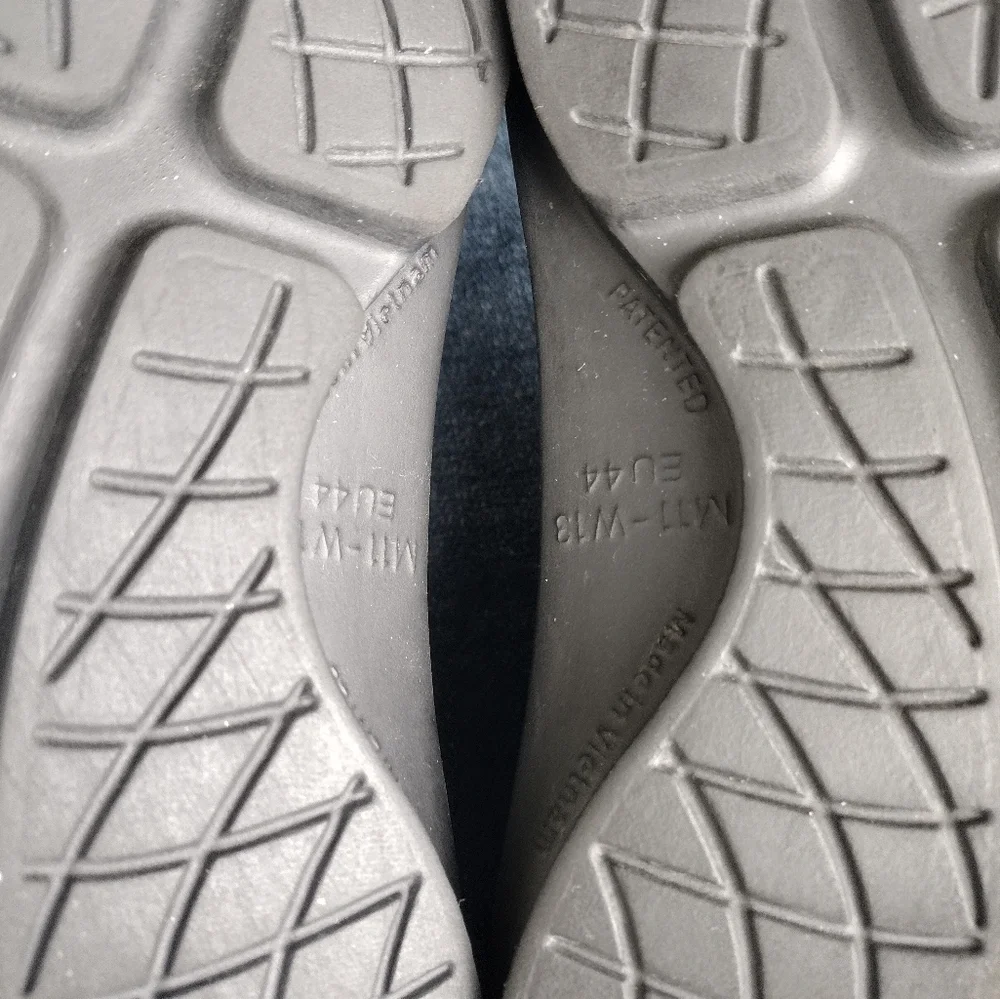 OOFOS shoes men